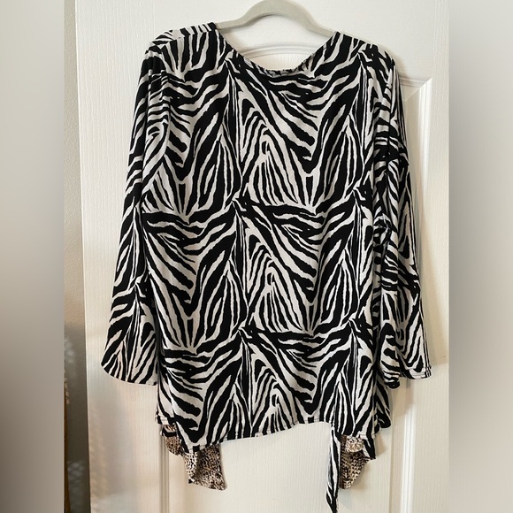 EUC, reversible animal print cardigan. Size 1x/2x, rayon like fabric - Picture 5 of 6